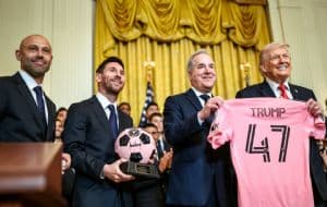 ¿Por qué Donald Trump usa el número 47 en las playeras deportivas que le regalan?