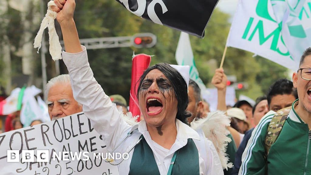 Manifestantes frente a Palacio Nacional en una jornada de protesta sectorial.