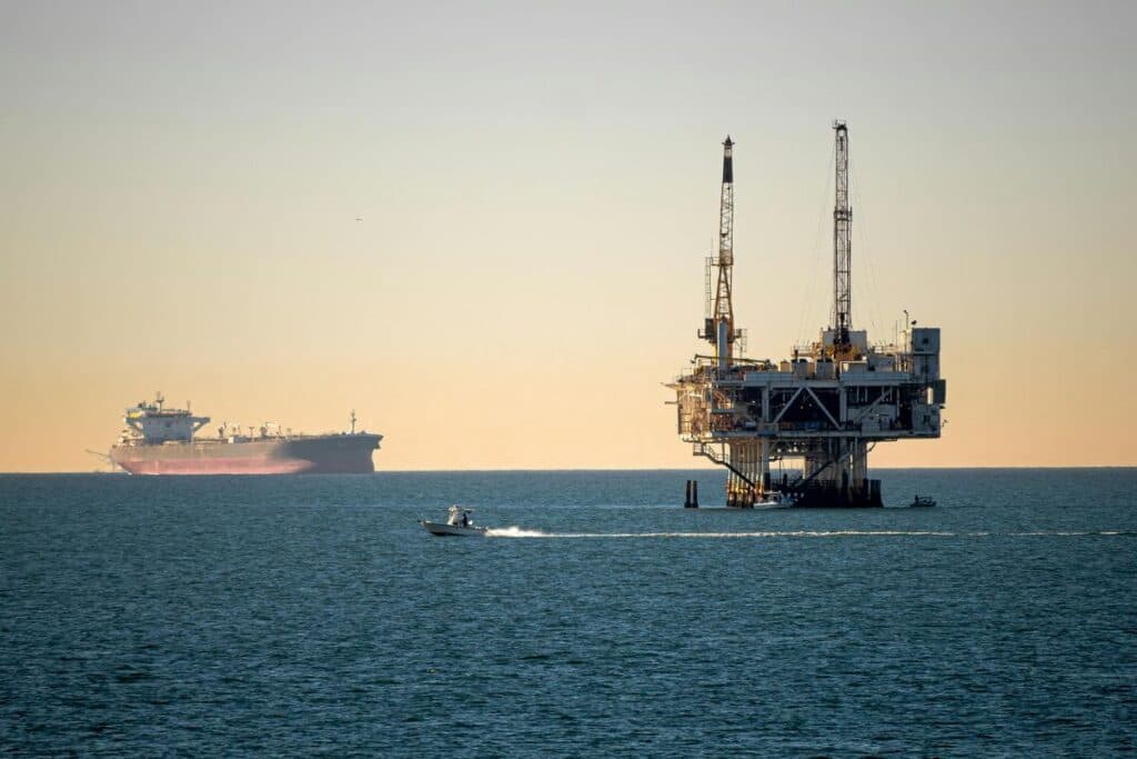 Precio del petróleo cae tras oferta de Irán de reabrir Ormuz: qué significa para el suministro mundial de crudo