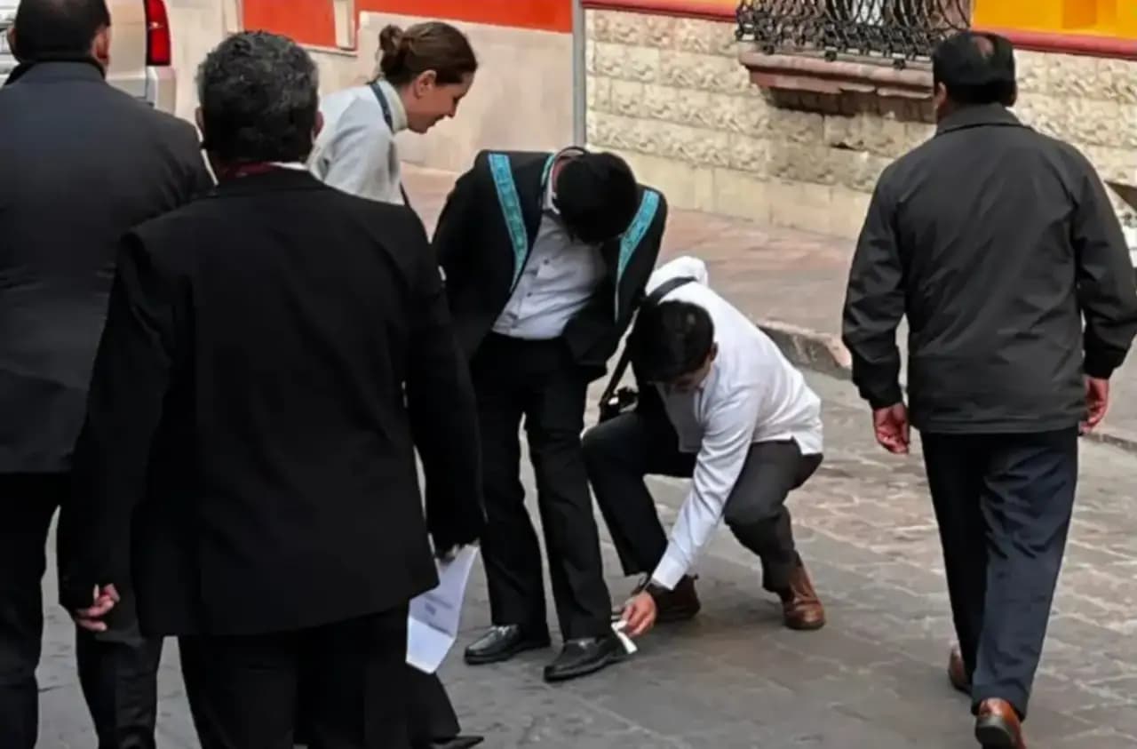 Presidente de la SCJN enfrenta polémica por video de colaboradores limpiando sus zapatos