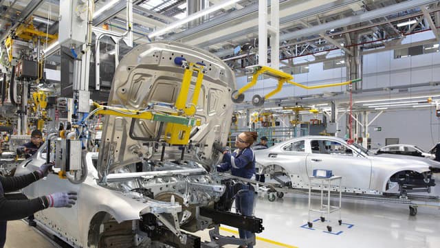 Producción de autos en México baja 1.8% y exportaciones caen 4.4% en febrero