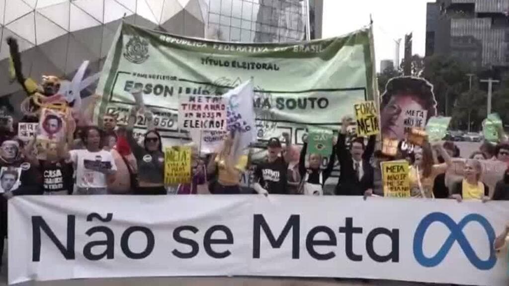 Manifestantes brasileños se reúnen frente a las oficinas de Meta en São Paulo para exigir explicaciones sobre el bloqueo de cuentas de Lula.