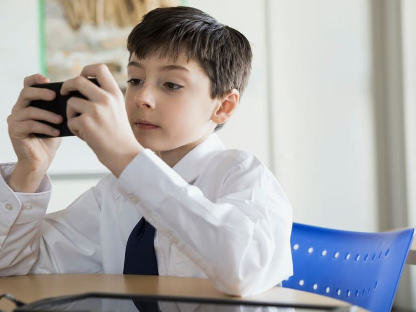 PT quiere prohibir los celulares en las escuelas de México para tener mejores alumnos. Nadie sabe si funcionará