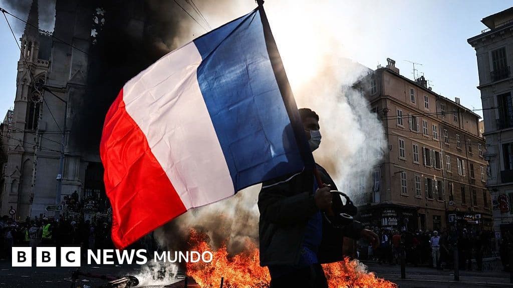 Manifestantes en París expresan su rechazo a las medidas económicas del gobierno.