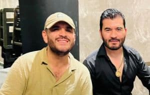 Querido cantante de regional mexicano es atacado a balazos en un bar