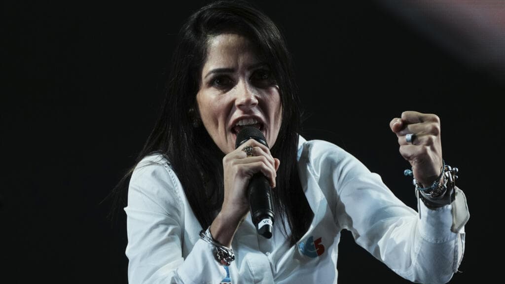 Luisa González durante un acto público previo a su detención.