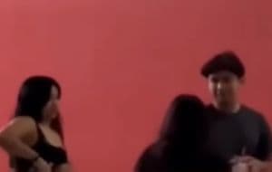 "¿No te da vergüenza estar con un hombre casado?": cacha a su esposo con su amante y los agarran a cachetadas | VIDEO