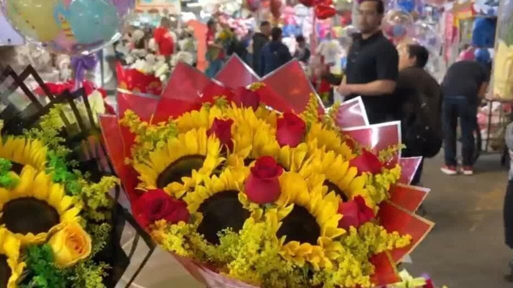 Regalos de San Valentín mueven los mercados de flores de México