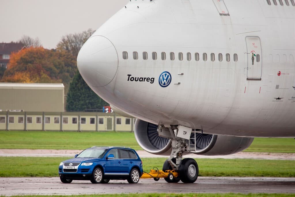 Remolcar un avión de 155 toneladas con una camioneta de Volkswagen: un recuerdo de los años innolvidables de la marca