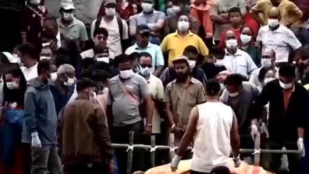 Riada en Nepal: familias despiden a sus muertos mientras crece la búsqueda de desaparecidos