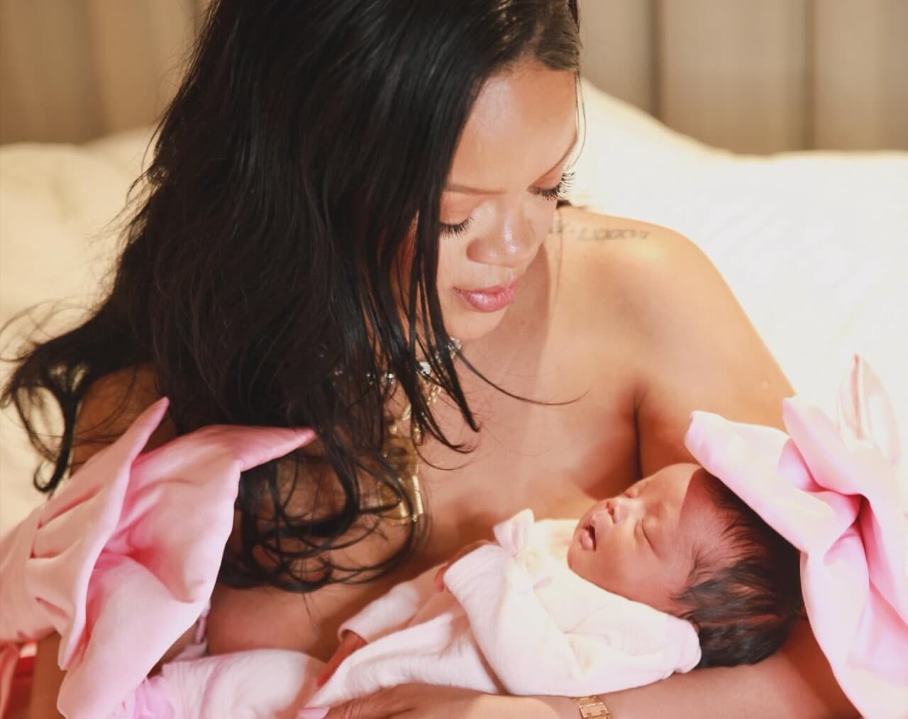 Rocki Irish, la bebé de Rihanna, debuta en portada de revista con look de alta costura