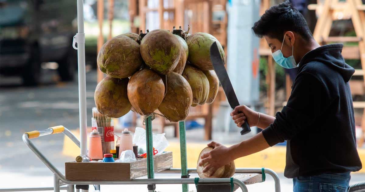 ¿Sabías que el agua de coco tiene muchos beneficios para la salud? Descubre cuáles