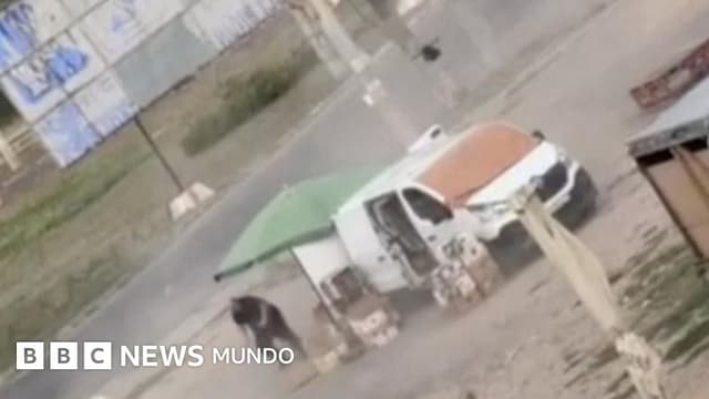 "Safari humano": el video que muestra cómo un dron ruso persigue a un vendedor ambulante ucraniano antes de explotar