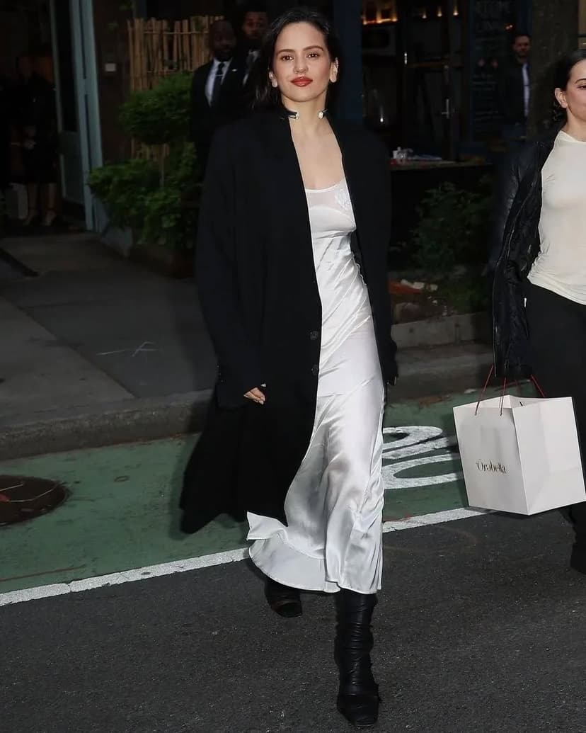 ¿Se acabó la tendencia del vestido lencero? Danna y Rosalía dicen lo contrario