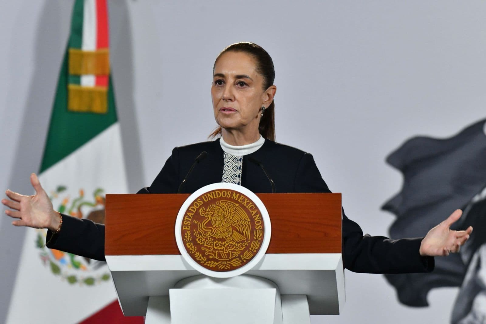 Claudia Sheinbaum defiende la certeza democrática rumbo a 2027 y rechaza opacidad en el INE.