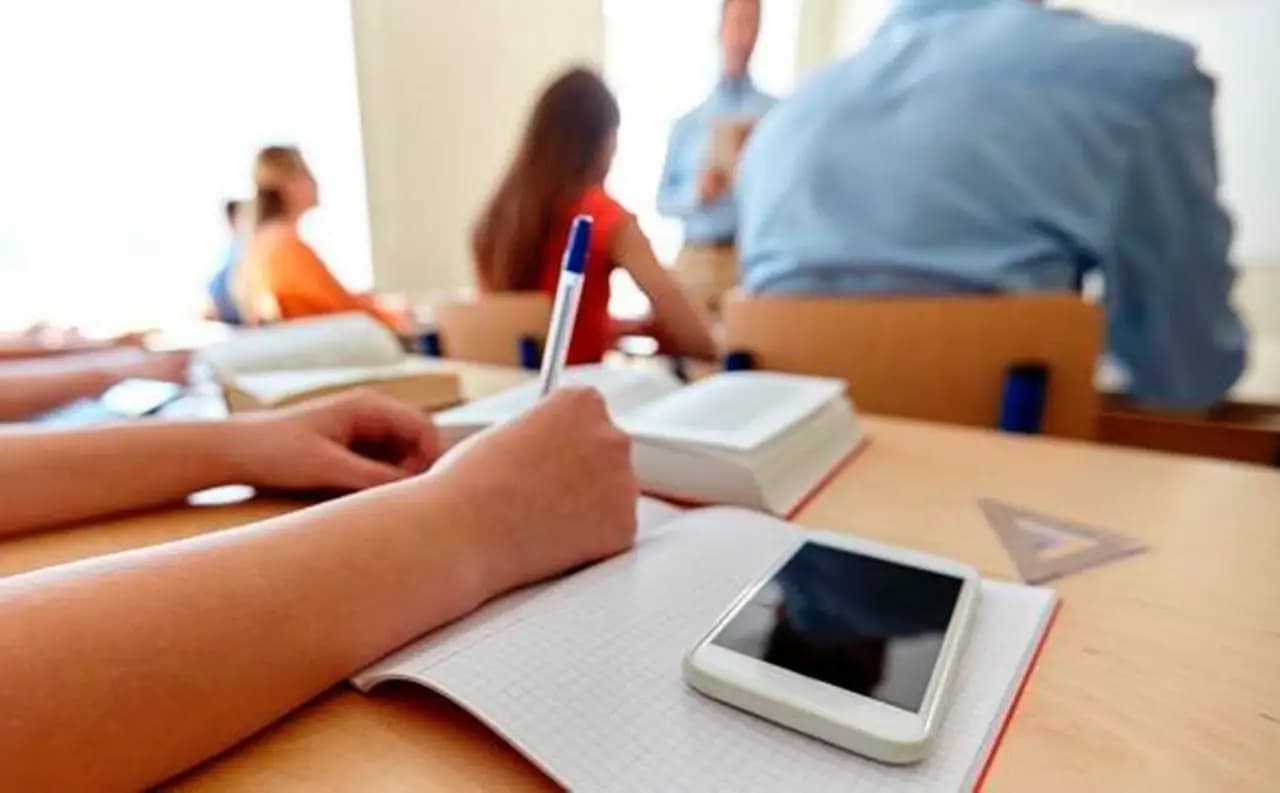 Senador del PT propone prohibir celulares y dispositivos móviles en escuelas de educación básica
