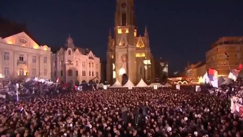 Estudiantes serbios durante una manifestación en Belgrado previa a las elecciones parlamentarias.