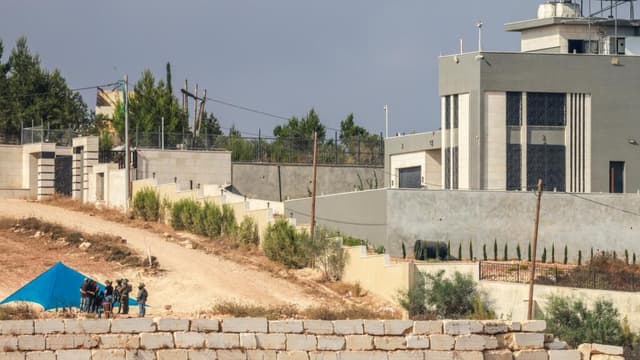Sexto día consecutivo de asedio: colonos israelíes sitian y expulsan a familias palestinas de sus hogares
