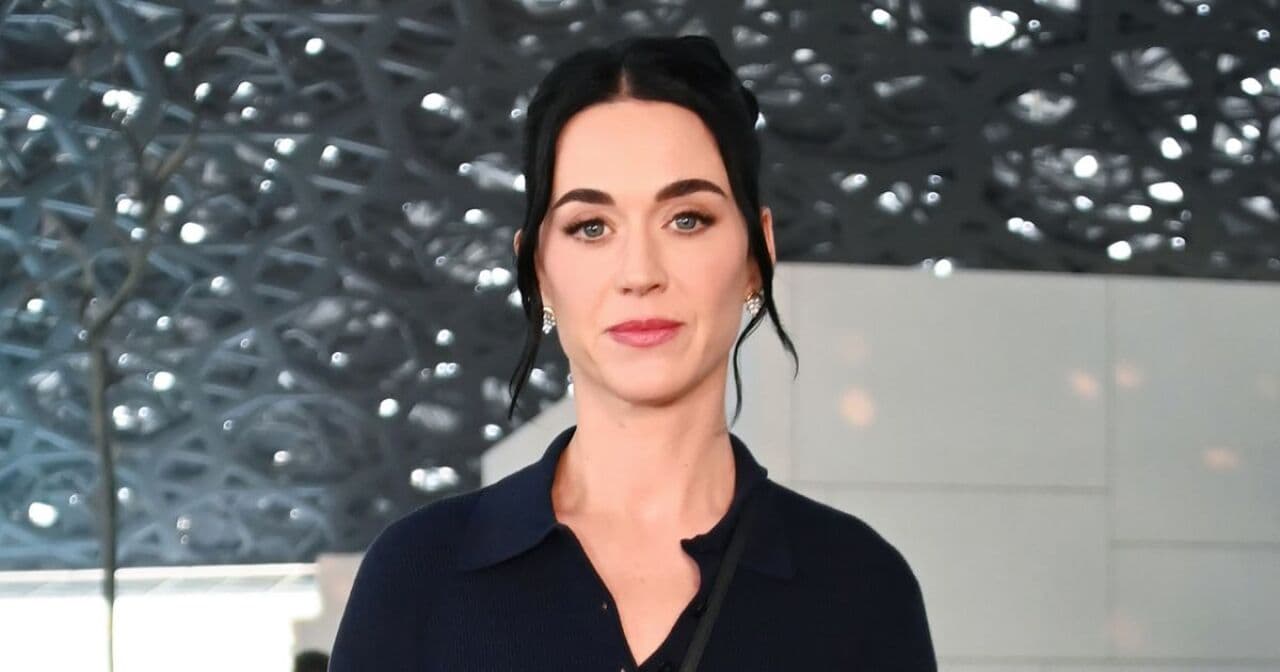 Sin monedas, Katy Perry improvisa y lanza su tarjeta de crédito a la Fontana di Trevi