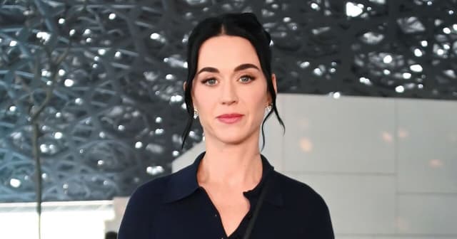 Sin monedas, Katy Perry improvisa y lanza su tarjeta de crédito a la Fontana di Trevi