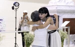 Susana Zabaleta retoma su performance de abrazos