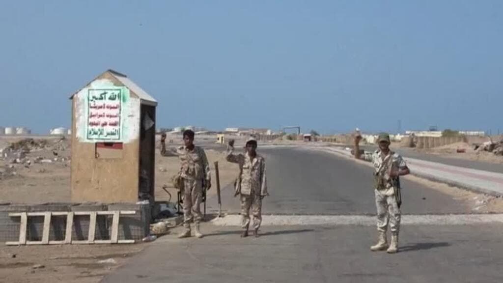 Civiles en las calles de Taiz buscan suministros básicos mientras el cerco hutí persiste.