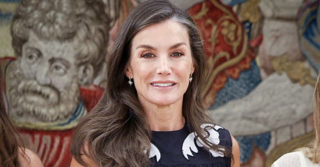 Te decimos cuáles son los vestidos drapeados más hot para llevar como la reina Letizia