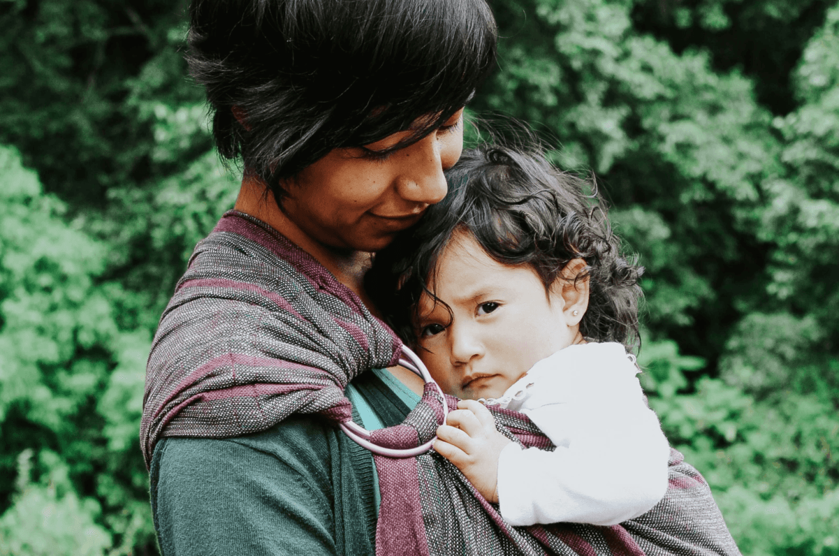 Técnicas del rebozo en México, tradición ancestral para cargar a los bebés