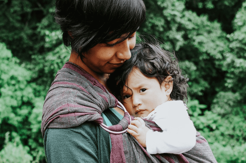 Técnicas del rebozo en México, tradición ancestral para cargar a los bebés