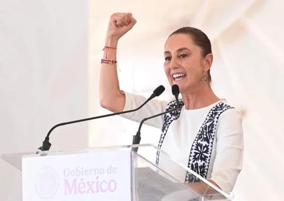 Claudia Sheinbaum defiende la gestión pública del agua sin deuda en la conferencia matutina.
