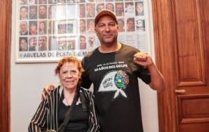 Tom Morello visita a las Abuelas de la Plaza de Mayo en Argentina: "Han trabajado incansablemente durante décadas"