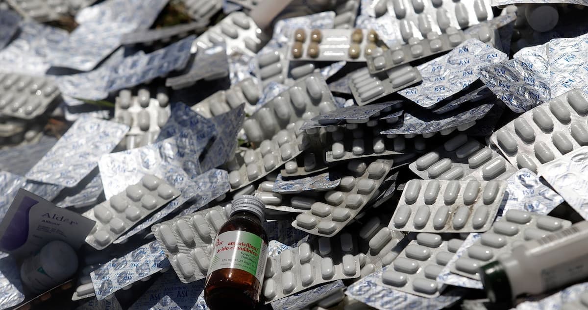 ¿Tomas antibióticos con leche? Expertos advierten que hacerlo afecta su eficacia