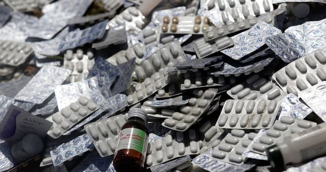 ¿Tomas antibióticos con leche? Expertos advierten que hacerlo afecta su eficacia