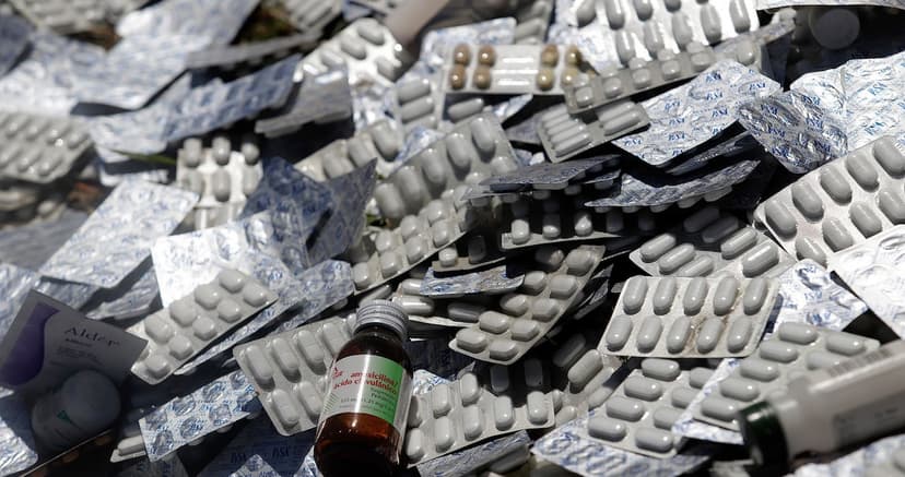 ¿Tomas antibióticos con leche? Expertos advierten que hacerlo afecta su eficacia