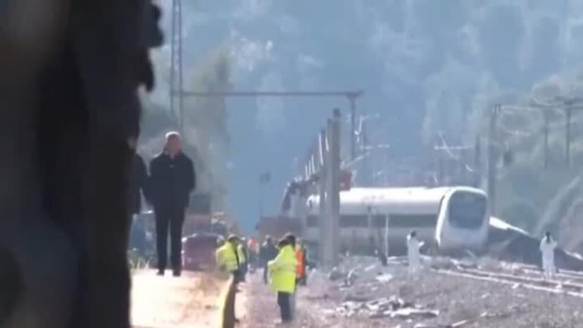 Tragedia ferroviaria en España: banderas a media asta mientras avanza búsqueda de desaparecidos