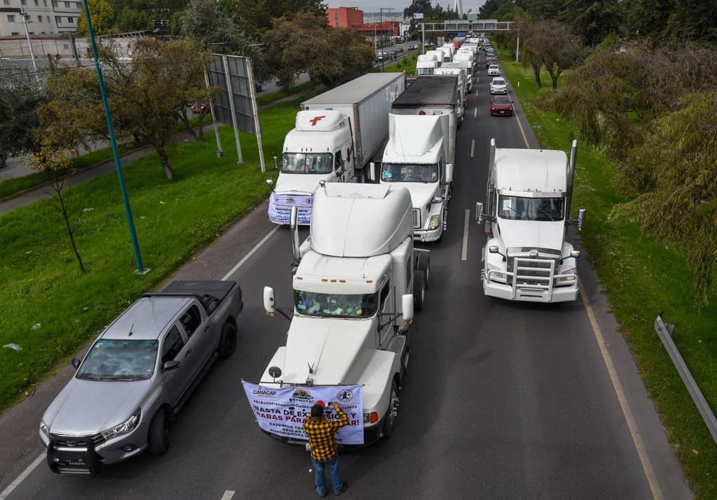 Reunión entre transportistas y autoridades federales tras convocatoria de paro nacional.