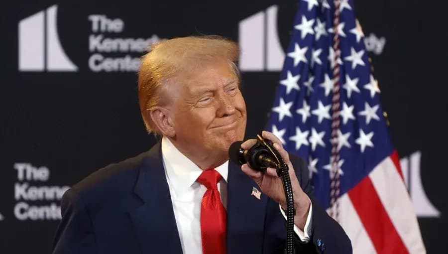 Trump amenaza a Canadá con un arancel del 100% si firma un acuerdo comercial con China