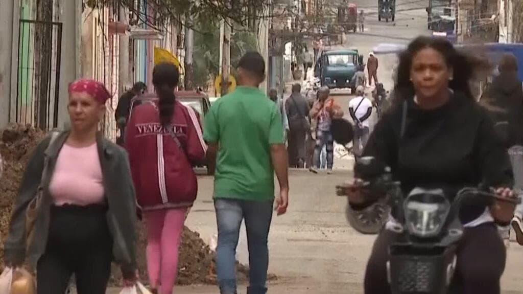 Trump amenaza con aranceles a todo país que venda petróleo a Cuba