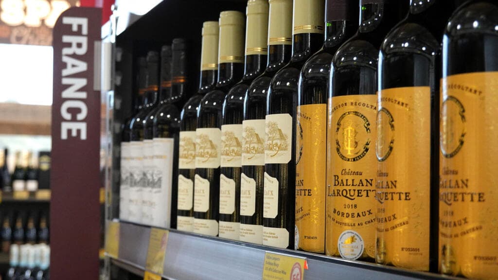 Trump amenaza con imponer aranceles del 200 % a los vinos y champanes franceses