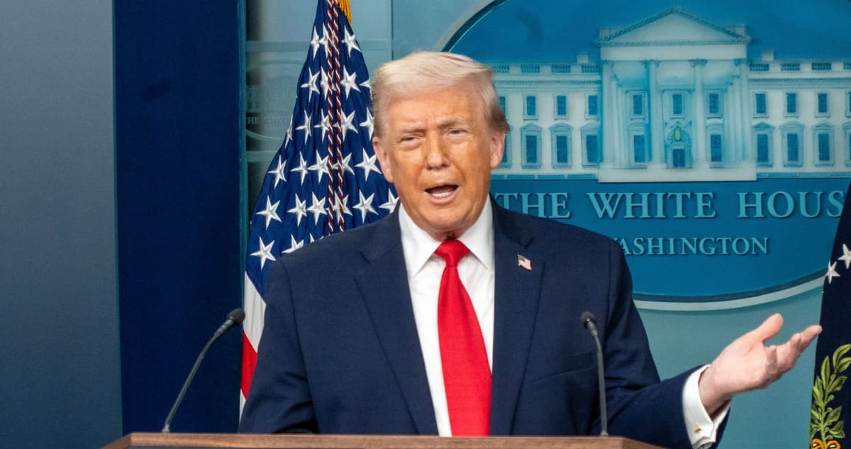 Trump hace rabietas de madrugada, y lanza amenazas contra los Grammy y su presentador