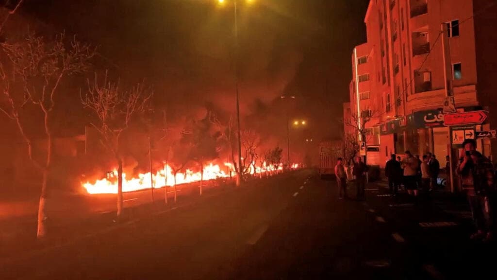 ¿Un fin de la guerra?: Irán amenaza con expandirla, mientras Trump dice que está "prácticamente terminada"