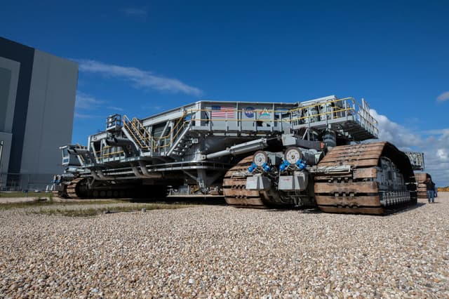 Un monstruo de 3,000 toneladas que gasta 625 litros de diesel para recorrer 1 km. Un camión que mueve cohetes