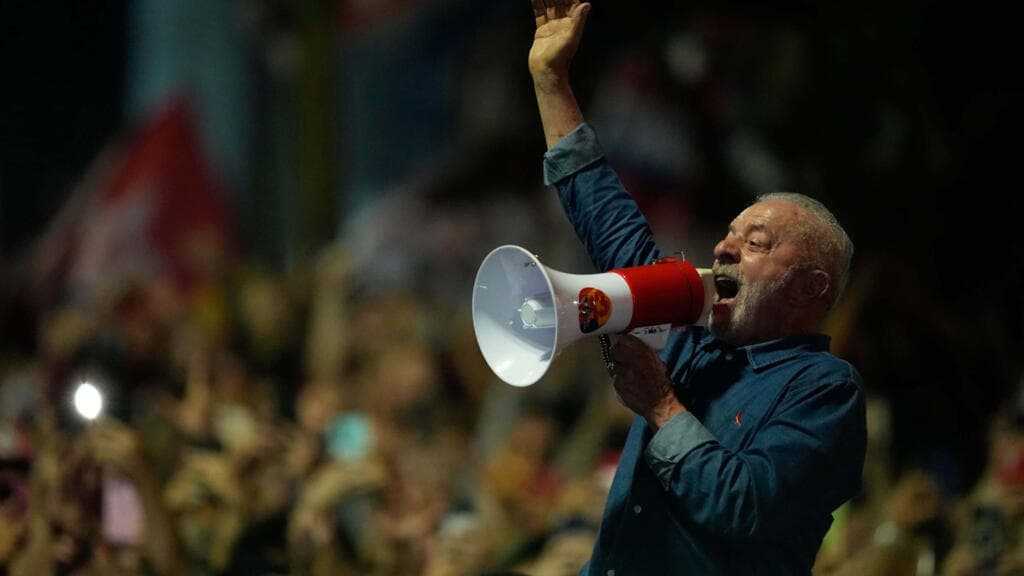 El líder izquierdista Luiz Inácio Lula da Silva celebrando su victoria electoral en Brasil.