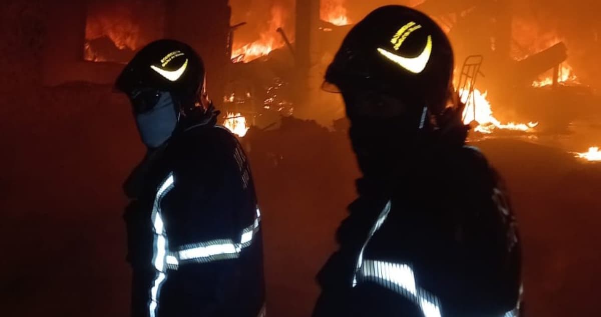 VIDEO ¬ Bomberos de Ecatepec atienden incendio en fábrica de San Francisco Xalostoc