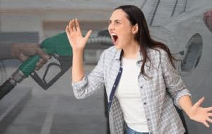 VIDEO: mujer pelea a gritos porque no le quieren poner gasolina a su carro eléctrico