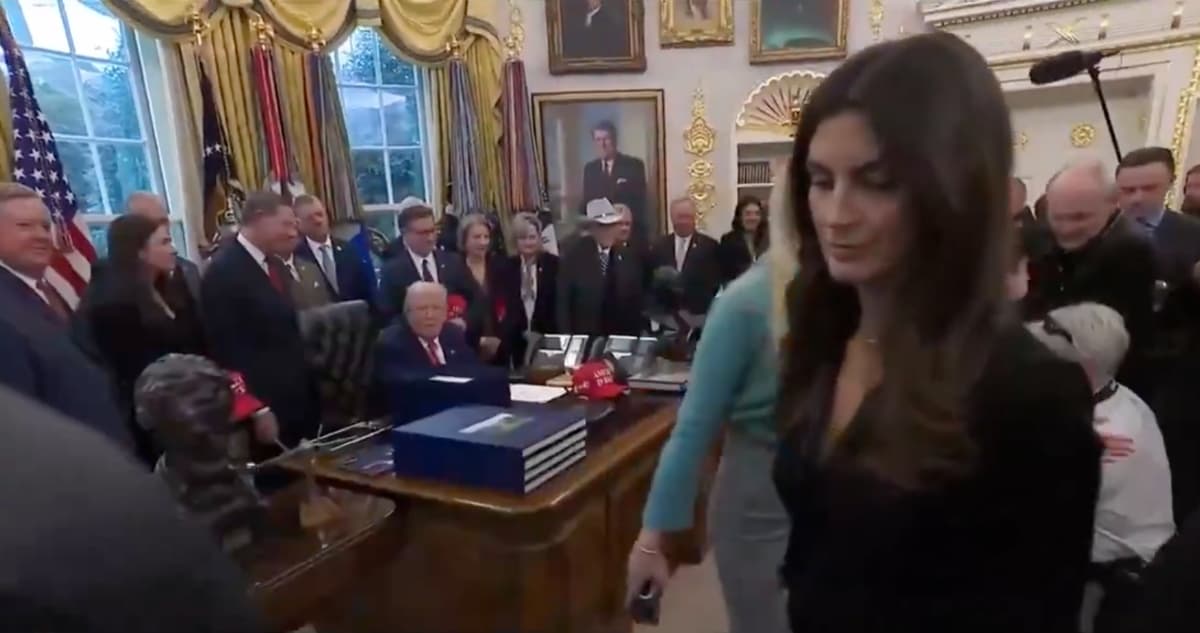 VIDEO ¬ Trump arremete contra otra corresponsal por cuestionar sobre el caso Epstein