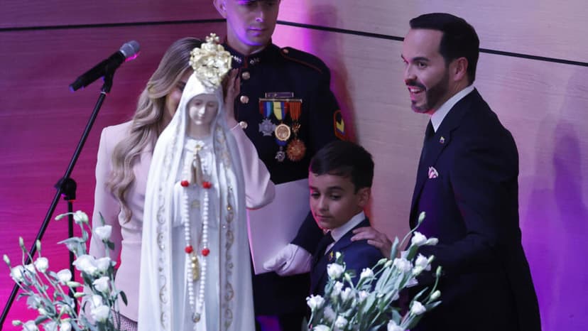 "Viva Cristo Rey": la religión protagoniza la inusual investidura de De la Espriella en Colombia
