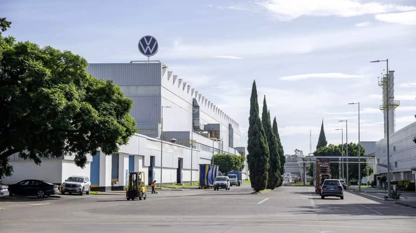 Volkswagen de México es denunciada en Puebla: señalan que exigía horas extra sin pago completo