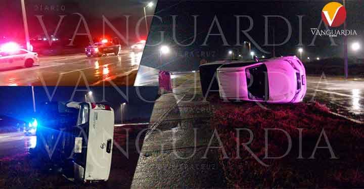 ¡Vuelcan y abandonan una camioneta en el malecón de Coatzacoalcos!