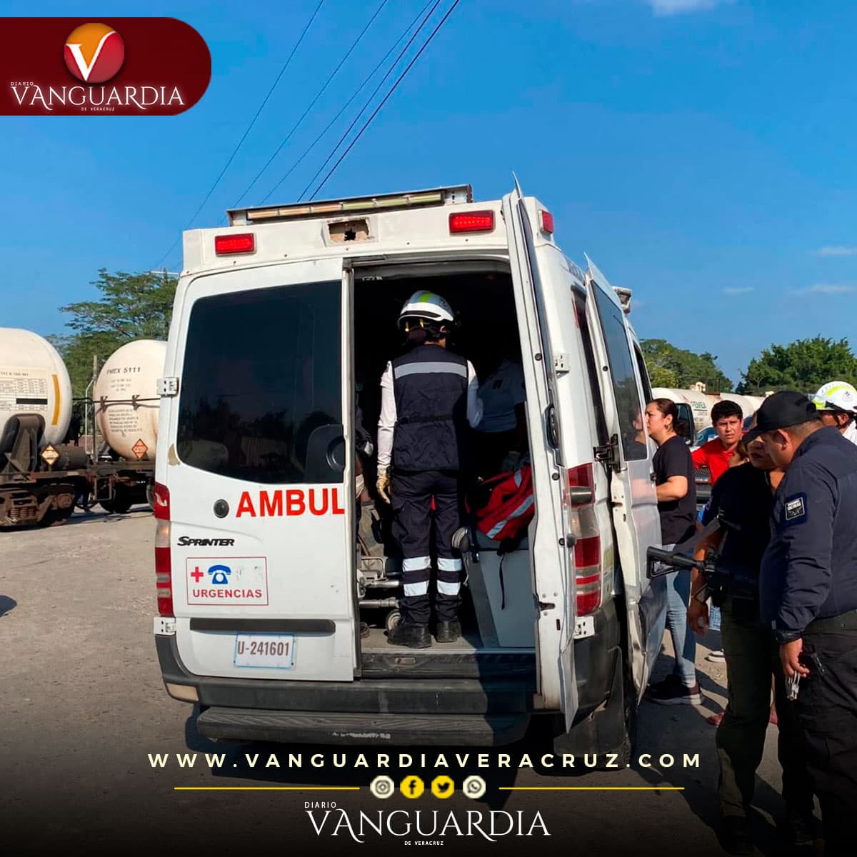 Camioneta provoca choque al intentar ganarle paso al tren; hay tres heridos